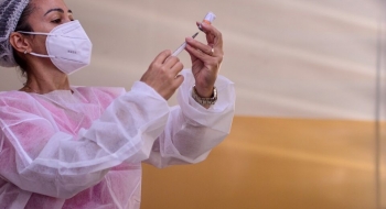 Japão suspende uso de 1,6 milhão de doses da vacina da Moderna após relato de contaminação